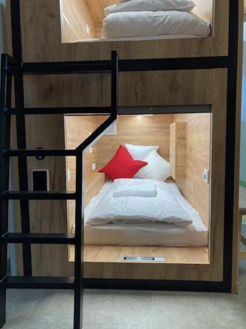Capsule Hostel Andel Centre Spirit Praha Eksteriør bilde